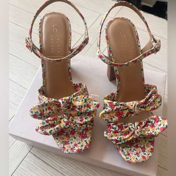 Lauren Conrad Spring Floral Print platform sandals w/ ankle strap. Size 10 - Picture 3 of 10